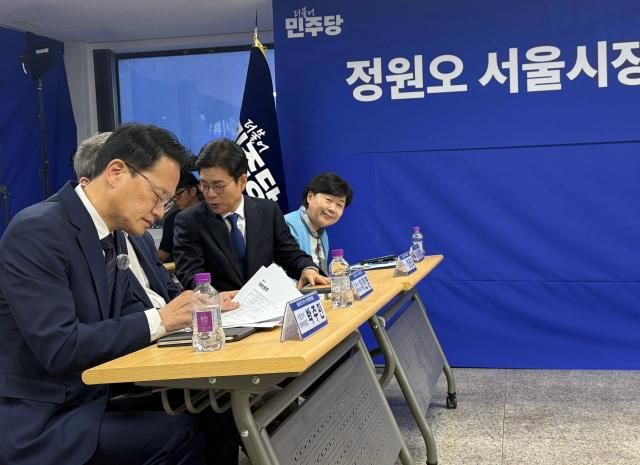 19일 오전 서울시 중구에서 정원오 캠프 공개 제7차 선거대책위원회 회의를 개최한 가운데 서영교 더불어민주당 의원 박주민 의원 정원오 후보 등이 회의를 준비하고 있다 사진고혜영 기자
