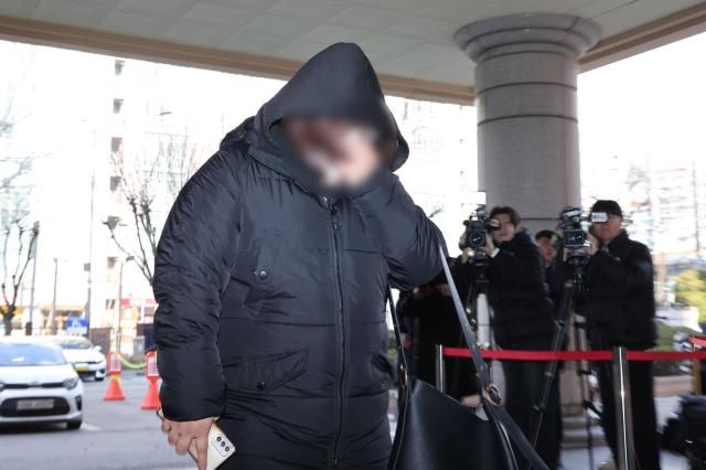 약에 취한 상태로 운전하다 구속된 포르쉐 운전자에게 약물을 건넨 혐의를 받는 전직 간호조무사가 10일 구속 전 피의자 심문영장실질심사을 위해 서울서부지법에 출석하고 있다 사진연합뉴스