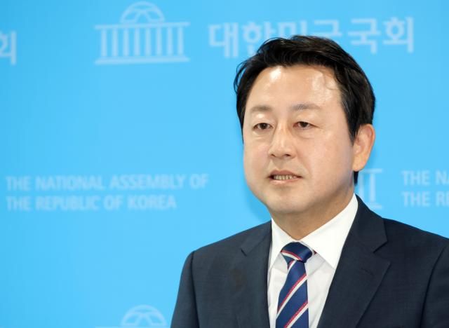 더불어민주당 김용남 평택시을 재선거 국회의원 후보가 지난 6일 국회 소통관에서 100만 평택 대도약 비전을 발표한 뒤 기자들의 질문에 답하고 있다사진연합뉴스
