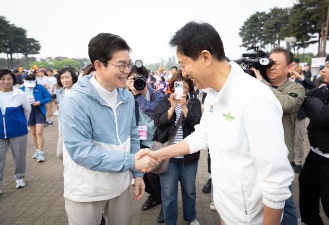 2일 서울 마포구 월드컵공원에서 열린 제26회 여성 마라톤 개막식에서 더불어민주당 정원오 서울시장 후보와 국민의힘 오세훈 서울시장 후보가 인사하고 있다 사진연합뉴스