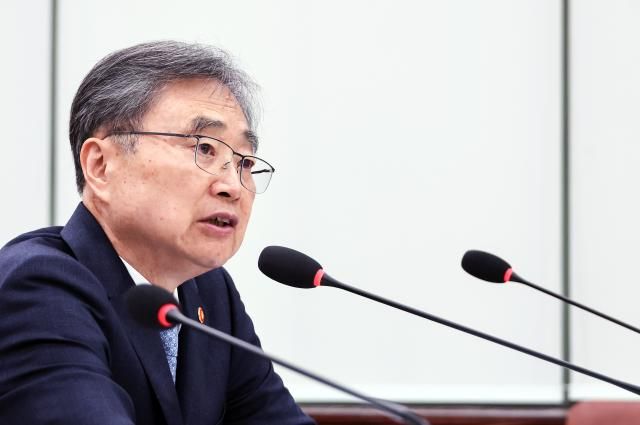 조현 외교부 장관이 20일 국회에서 열린 외교통일위원회 전체회의에서 호르무즈 해협에서 발생한 HMM 나무호의 피격 사건과 관련한 현안 질의에 답하고 있다 사진연합뉴스