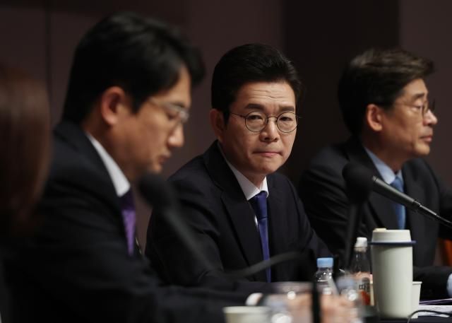 정원오 더불어민주당 서울시장 후보가운데가 20일 서울 중구 한국프레스센터에서 열린 관훈토론회에서 질문하는 패널을 바라보고 있다 사진연합뉴스