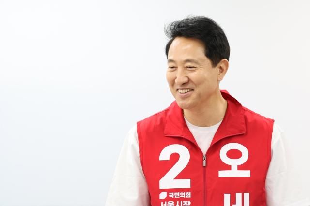 오세훈 국민의힘 서울시장 후보가 20일 아주경제와 인터뷰에서 서울시민 재산권과 삶의 기반을 흔드는 정부 정책은 분명하게 반대할 것이라며 시민들이 4년을 더 허락해준다면 서울의 퀀텀 점프를 위한 여정을 이어가겠다고 말했다 사진오 후보 캠프