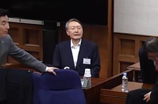 윤석열 전 대통령이 지난 2월 19일 서울 서초구 서울중앙지법에서 열린 12·3 비상계엄 관련 내란 우두머리 혐의 1심 선고공판에 출석하고 있다 사진서울중앙지법