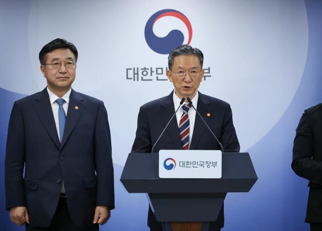 정성호 법무부 장관이 20일 서울 종로구 정부서울청사 브리핑룸에서 제9회 전국동시지방선거 대국민 담화문을 발표하고 있다 사진연합뉴스