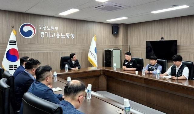 삼성전자 노사가 20일 경기도 수원의 고용노동부 경기고용노동청에서 임금협상 교섭을 재개하고 있다 사진연합뉴스