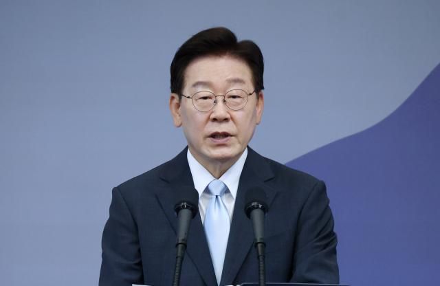 이재명 대통령이 19일 경북 안동 한 호텔에서 다카이치 사나에 일본 총리와 공동 언론발표를 하고 있다 사진연합뉴스