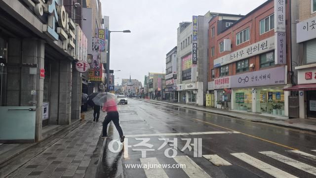 20일 방문한 경기 평택시 안중시장 근처에서 한 시민이 걸어가고 있다 사진박종호 기자