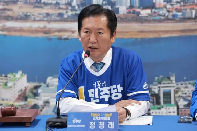 더불어민주당 총괄상임선거대책위원장인 정청래 대표가 20일 경기 여주시 민주당 박시선 여주시장 후보 선거사무소에서 열린 현장 선거대책위원회의에서 발언하고 있다 사진연합뉴스
