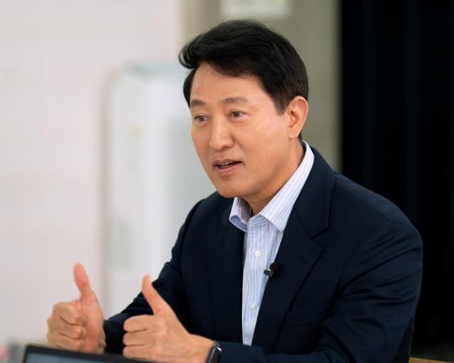 오세훈 국민의힘 서울시장 후보가 20일 아주경제와 인터뷰에서 자신은 철저하게 검증 받았다며 누구보다 서울을 잘 알고 있고 시민만 바라보고 결정할 수 있는 사람이라고 밝혔다 사진오 후보 캠프 제공