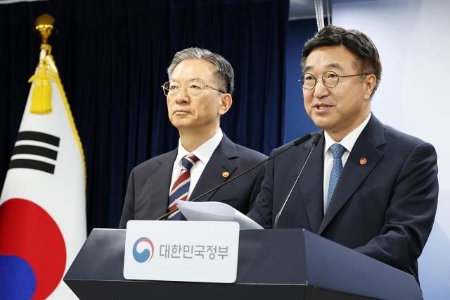 윤호중 행정안전부 장관이 20일 오전 서울 종로구 정부서울청사에서 제9회 전국동시지방선거 관련 대국민 담화문을 발표하고 있다 사진행안부 