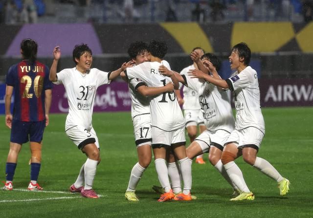 20일 수원 장안구 수원종합운동장에서 열린 아시아축구연맹AFC 여자 챔피언스리그AWCL 4강 수원FC 위민과 내고향여자축구단의 경기 내고향축구단이 역전에 성공 후 기뻐하고 있다 사진연합뉴스