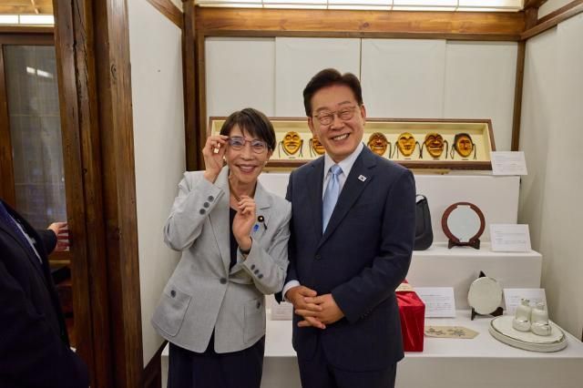 이재명 대통령이 19일 경북 안동 한 호텔에서 열린 다카이치 사나에 일본 총리와의 친교 일정에서 다카이치 총리가 선물한 안경을 쓰고 기념 촬영을 하고 있다 왼쪽은 이재명 대통령의 안경을 쓴 다카이치 총리 사진연합뉴스