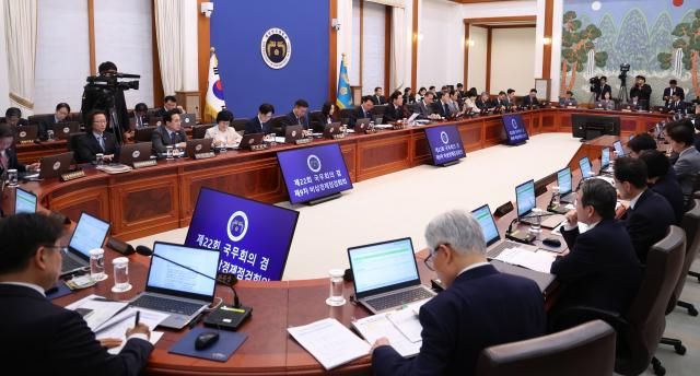  이재명 대통령이 20일 청와대에서 열린 국무회의 겸 비상경제점검회의에서 발언하고 있다 