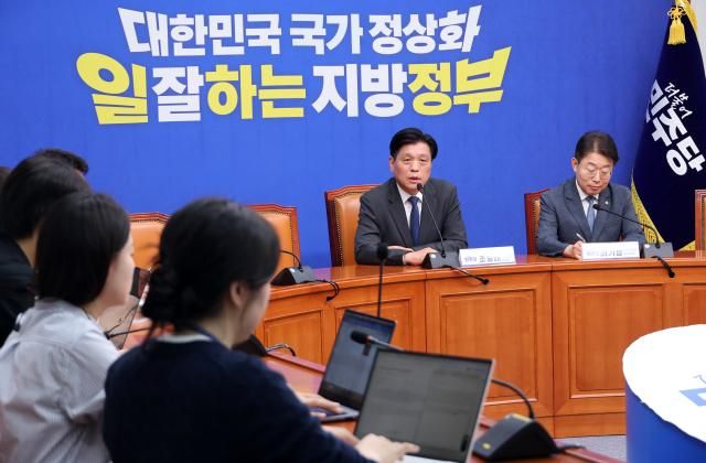 더불어민주당 총괄선대본부장인 조승래 사무총장이 20일 국회에서 공식 선거운동 시작을 앞두고 기자간담회를 열고 있다사진연합뉴스