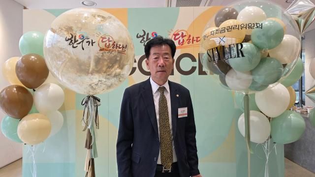민경천 한우자조금관리위원장이 20일 서울 강남구 역삼동 더북컴퍼니 사옥에서 열린 한우가 답하다 토크콘서트 행사장에서 기념촬영을 하고 있다 사진김현아 기자