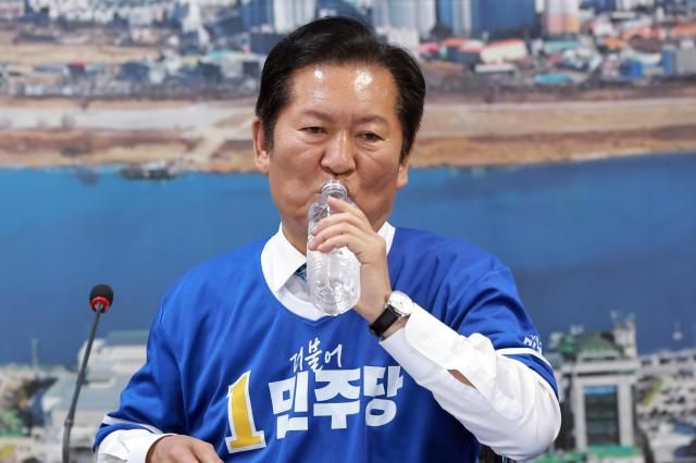 더불어민주당 총괄상임선거대책위원장인 정청래 대표가 20일 경기도 여주시 민주당 박시선 여주시장 후보 선거사무소에서 열린 현장 선거대책위원회의에 참석해 목을 축이고 있다 사진연합뉴스