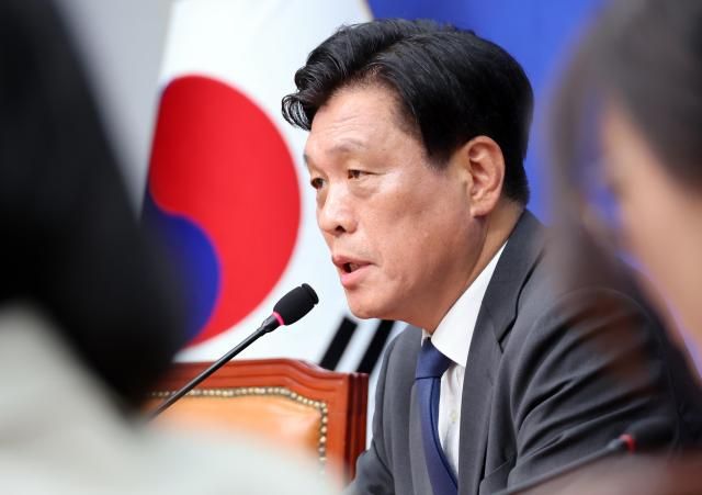 더불어민주당 총괄선대본부장인 조승래 사무총장이 20일 국회에서 공식 선거운동 시작을 앞두고 기자간담회를 열고 있다사진연합뉴스
