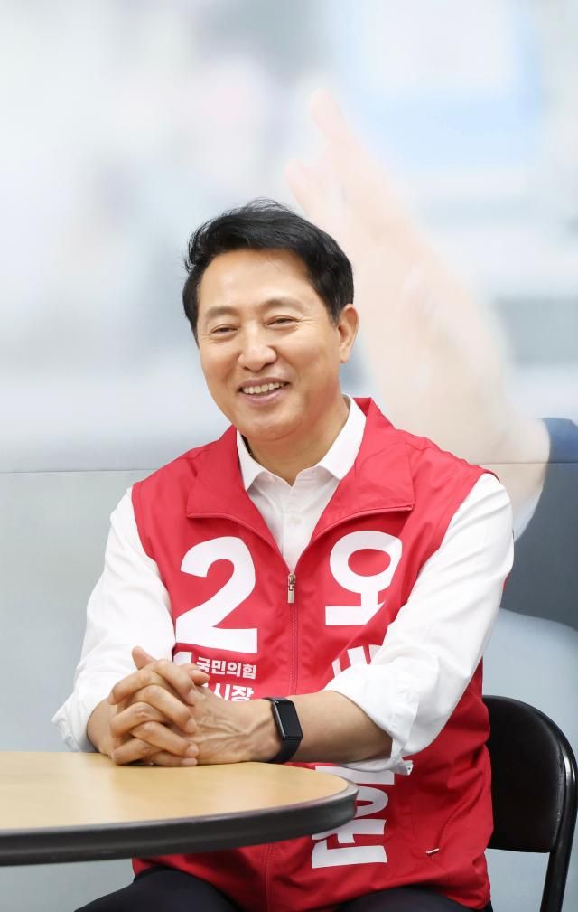 오세훈 국민의힘 서울시장 후보가 20일 아주경제와 인터뷰에서 1000만 서울시민의 삶을 책임지겠다고 나온 후보로서 토론은 선택이 아니라 의무라며 검증을 피하면 시민들의 실망은 커지고 의혹은 점차 확신이 될 것이라고 지적했다 사진오 후보 캠프