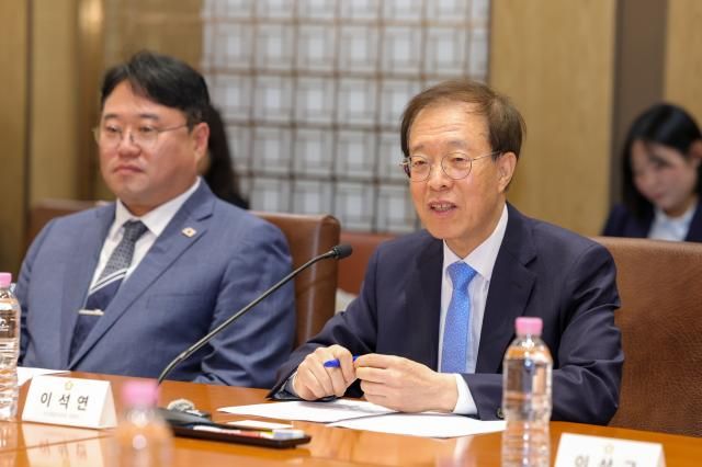 이석연 국민통합위원장이 지난 4월 20일 서울 여의도 국회 접견실에서 열린 국회미래연구원-국민통합위원회 공동협력협약식에서 발언하고 있다 사진국민통합위원회 