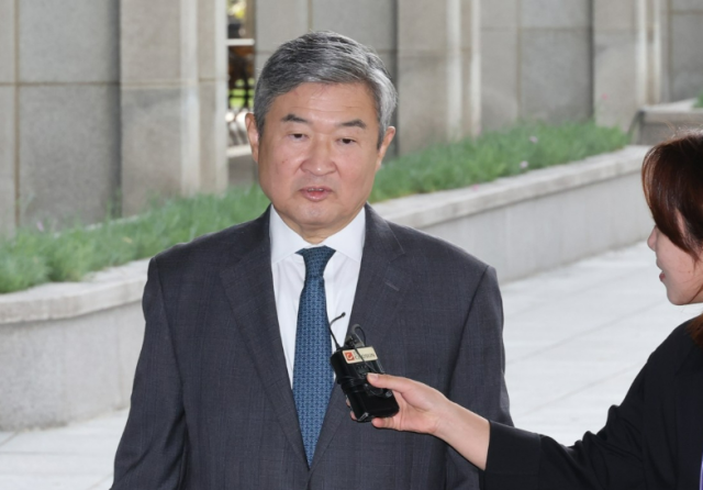 12ㆍ3 비상계엄 전후 상황에 관여한 혐의를 받는 조태용 전 국정원장이 지난해 10월 17일 서초구 서울고검에 마련된 조은석 내란특별검사팀 사무실에 피의자 신분으로 출석하고 있다 사진연합뉴스