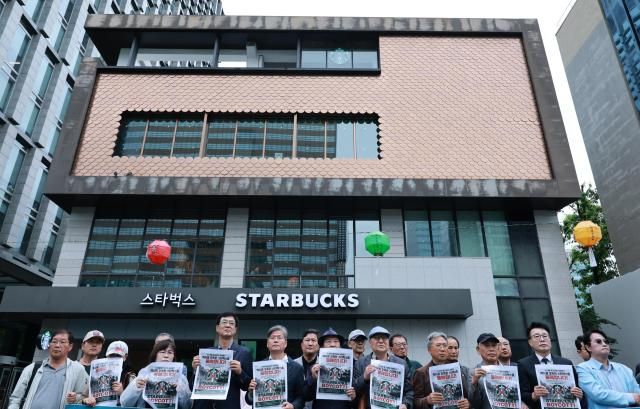 5공피해자단체연합회 국가폭력피해범국민연대 박종철기념사업회 등 단체 회원들이 21일 서울 종로구 스타벅스 광화문점 앞에서 스타벅스 코리아의 5·18 민주화운동기념일 탱크 데이 프로모션을 문제 삼으며 정용진 신세계그룹 회장의 사퇴를 촉구하는 기자회견을 하고 있다 사진연합뉴스