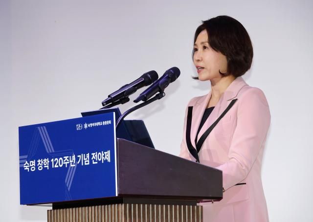 김혜경 여사가 21일 서울 강남의 한 호텔에서 열린 숙명 창학 120주년 기념 전야제에서 축사하고 있다 사진연합뉴스