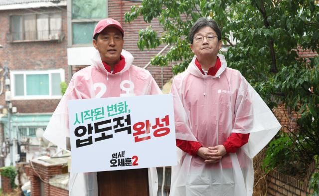 오세훈 국민의힘 서울시장 후보왼쪽가 공식 선거운동 첫날인 21일 서울 강북구 일대에서 유승민 전 의원과 함께 출정 대시민 메시지를 발표하고 있다 사진연합뉴스