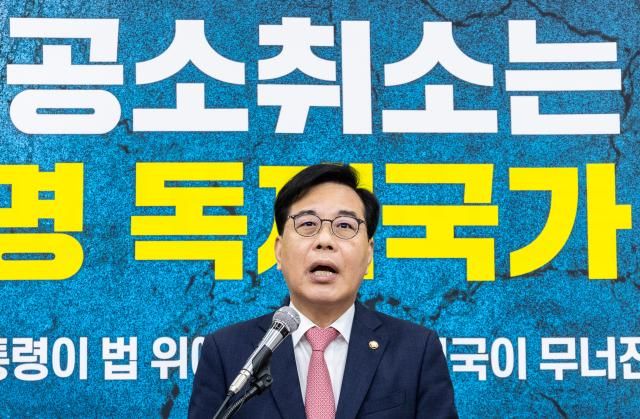 6ㆍ3 지방선거와 재보선 공식선거운동 첫날인 21일 국민의힘 송언석 공동선거대책위원장이 국회에서 대국민 호소 기자회견을 하고 있다 사진연합뉴스