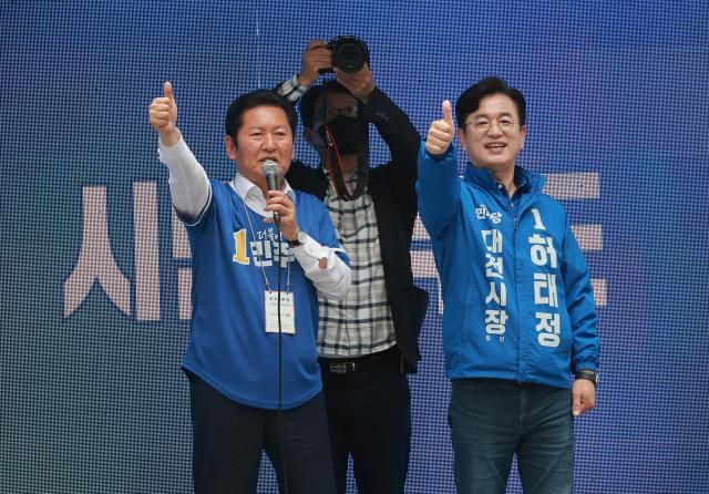 더불어민주당 정청래 총괄상임선거대책위원장이 21일 대전 중구 으능정이 문화의거리에서 민주당 허태정 대전시장 후보 지원 유세를 하고 있다 사진연합뉴스