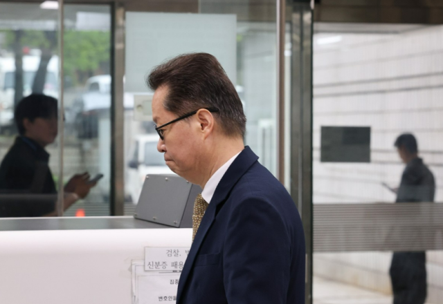 12·3 비상계엄 관련해 내란선전 혐의를 받는 이은우 전 한국정책방송원KTV 원장이 21일 오전 서울 서초구 서울중앙지법에서 열린 구속 전 피의자 심문에 출석하고 있다 사진연합뉴스