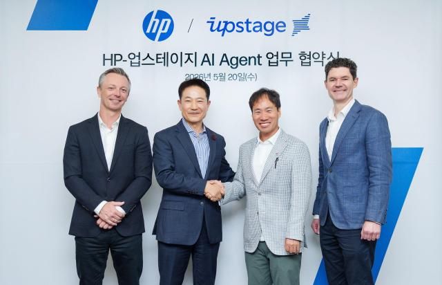 지난 20일 HP 코리아에서 AI 에이전트 업무 협력을 위한 MOU를 체결한 후 기념촬영을 하고 있는 모습 왼쪽부터 데이비드 맥쿼리David McQuarrie HP 비즈니스 총괄 책임자 강용남 HP 코리아 대표 김성훈 업스테이지 대표 마이클 보일Michael Boyle HP 그레이터 아시아 총괄 수석 부사장 겸 대표 이사 사진HP코리아