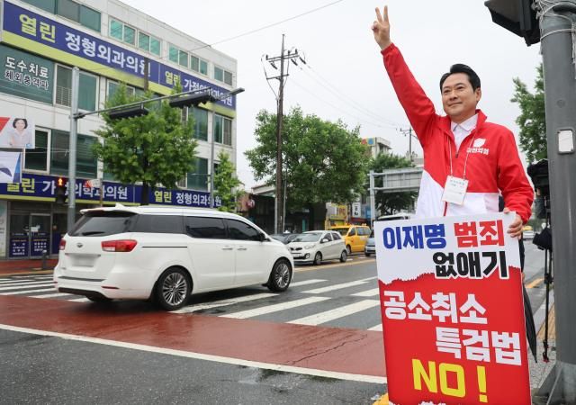 6ㆍ3 지방선거 및 재보선 공식 선거운동 첫날인 21일 장동혁 국민의힘 상임선거대책위원장이 대전 중구 태평오거리에서 출근길 시민들을 향해 인사하고 있다 사진연합뉴스