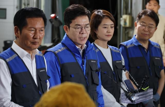 6·3 지방선거 공식 선거운동의 막이 오른 21일 0시 정원오 더불어민주당 서울시장 후보왼쪽 2번가 서울 광진구 동서울우편집중국을 찾아 택배 업무를 체험하고 소감 등을 말하고 있다 사진연합뉴스