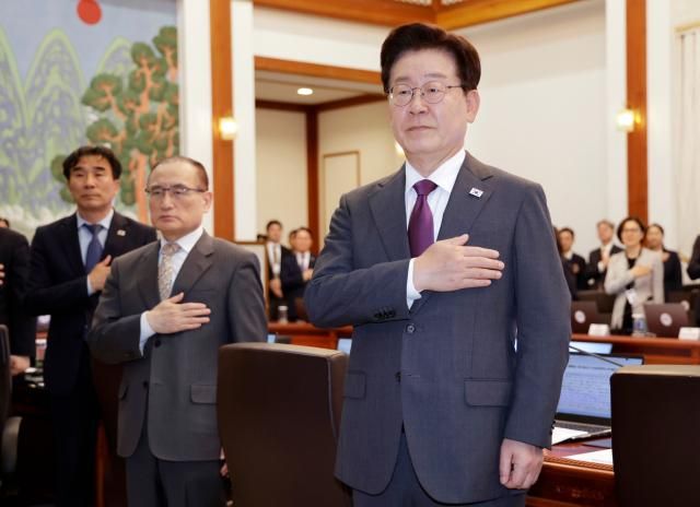 이재명 대통령이 지난 21일 청와대에서 열린 수석보좌관회의에서 국기에 경례를 하고 있다 사진연합뉴스