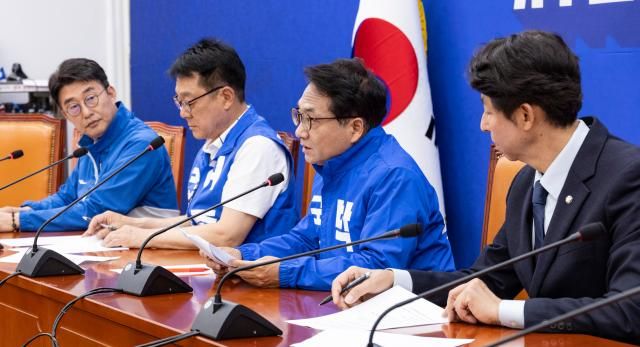 더불어민주당 인천 지역 국회의원인 노종면왼쪽부터 허종식 박선원 이훈기 의원이 21일 국회에서 국민의힘 유정복 인천시장 후보 가상자산 의혹과 관련해 유 후보의 배우자 음성 녹취와 녹취록을 공개한 뒤 회견문을 읽고 있다사진연합뉴스