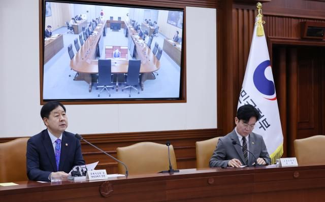 구윤철 경제부총리 겸 재정경제부 장관이 15일 오전 서울 종로구 정부서울청사에서 비상경제본부회의 겸 경제ㆍ부동산 관계 장관회의를 주재하고 있다사진연합뉴스
