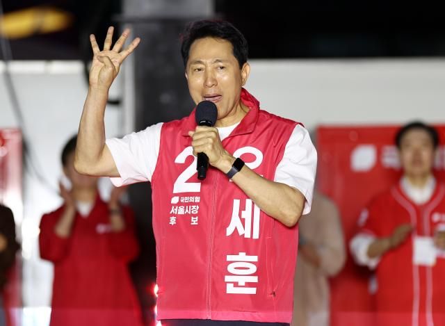 오세훈 국민의힘 서울시장 후보가 21일 저녁 서울 청계광장에서 열린 출정식에서 발언하고 있다 사진연합뉴스