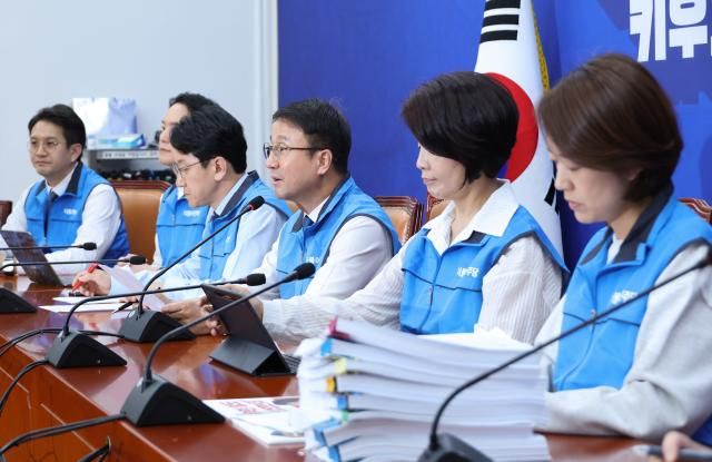 더불어민주당 한병도 원내대표가 21일 국회에서 열린 원내정책조정회의를 주재하고 있다사진연합뉴스