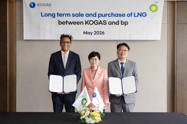 제롬 밀롱고 BP 글로벌 LNG사업 본부장 최연혜 한국가스공사 사장 이문희 한국가스공사 마케팅 본부장 등이 지난 21일 장기 LNG 도입계약을 체결한 뒤 기념촬영을 하고 있다 사진한국가스공사