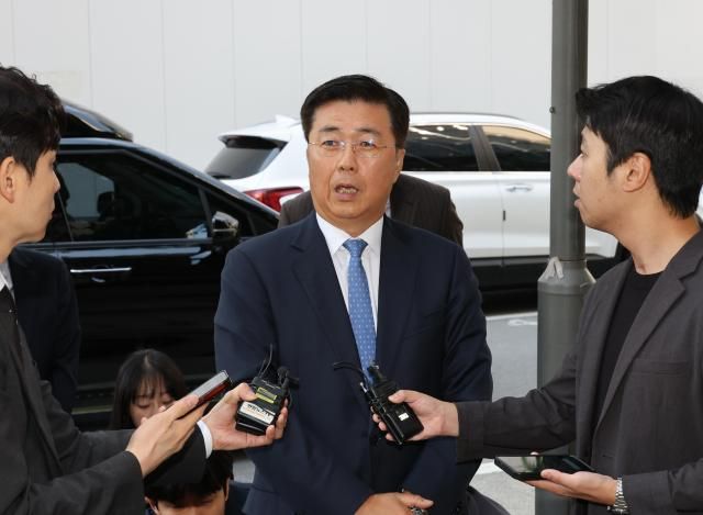 홍장원 전 국가정보원 1차장이 22일 계엄 정당화 메시지 전달 의혹과 관련해 피의자 신분으로 조사를 받기위해 과천 권창영 2차 종합 특별검사팀으로 출석하며 기자의 질문에 답하고 있다 사진연합뉴스