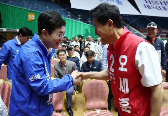 더불어민주당 정원오 서울시장 후보와 국민의힘 오세훈 서울시장 후보가 지난 16일 서울 잠실 실내체육관에서 열린2026서울시민체육대축전에서 악수를 하고 있다연합뉴스 