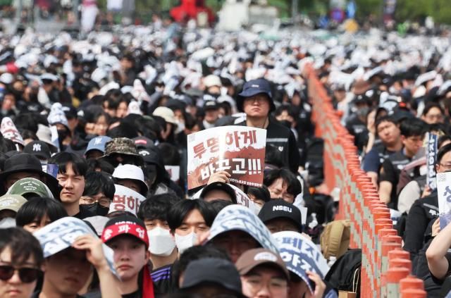 23일 경기도 평택시 삼성전자 평택캠퍼스 앞에서 열린 삼성전자 노동조합 공동투쟁본부의 '투명하게 바꾸고, 상한폐지 실현하자-4/23 투쟁 결의대회'에서 조합원들이 구호를 외치고 있다. 2026.4.23 [사진=연합뉴스]