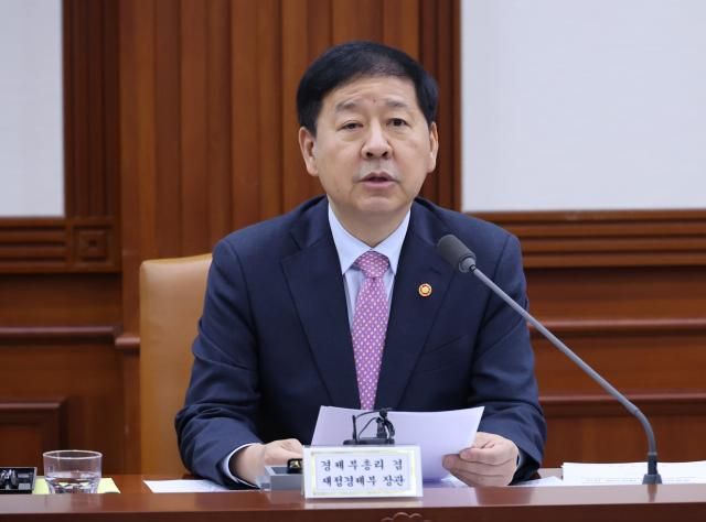 구윤철 경제부총리 겸 재정경제부 장관이 22일 서울 종로구 정부서울청사에서 열린 비상경제본부 회의 겸 경제장관ㆍ국가창업시대전략회의 및 부동산관계장관회의에서 발언하고 있다 사진연합뉴스