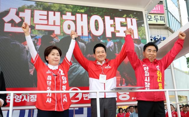 장동혁 국민의힘 상임선거대책위원장이 22일 경기 안양시 범계사거리에서 양향자 경기도지사 후보 김대영 안양시장 후보와 지지를 호소하고 있다 사진연합뉴스