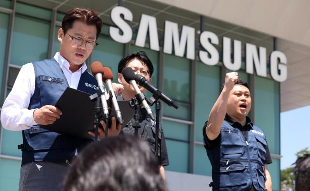 삼성전자 노사 임금협상 잠정합의안 찬반 투표가 시작되는 22일 오후 경기 수원시 삼성전자 정문 앞에서 디바이스경험DX 부문 직원들이 주축이 된 삼성전자 노동조합 동행동행노조 집행부가 잠정합의안 및 찬반투표 참여 범위에 대한 입장을 밝히고 있다 사진연합뉴스