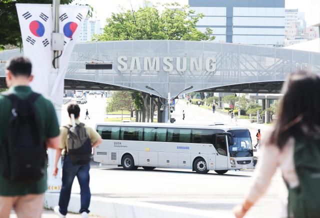 삼성전자 임직원들이 22일 수원사업장으로 출근하고 있다 삼성전자 노조 측은 이날 올해 임금협상 잠정 합의안의 찬반투표를 실시한다 사진연합뉴스