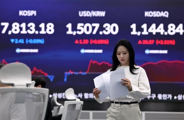 코스피가 7800선에서 등락하며 출발한 22일 서울 중구 우리은행 본점 딜링룸에서 직원들이 업무를 보고 있다 사진연합뉴스