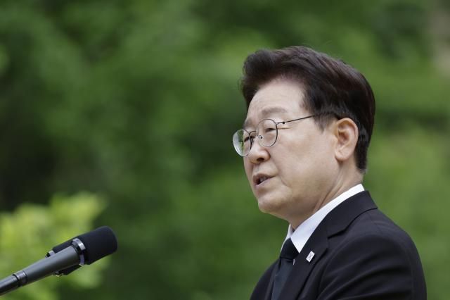 이재명 대통령이 23일 경남 김해 봉하마을에서 열린 고 노무현 전 대통령 서거 17주기 추도식에서 추도사를 하고 있다 사진대통령실통신사진기자단