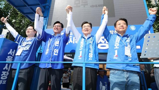 더불어민주당 정원오 서울시장 후보오른쪽 2번가 23일 서울 서대문구 홍제동 일대에서 열린 유세에서 지지자에게 인사하고 있다 사진연합뉴스
